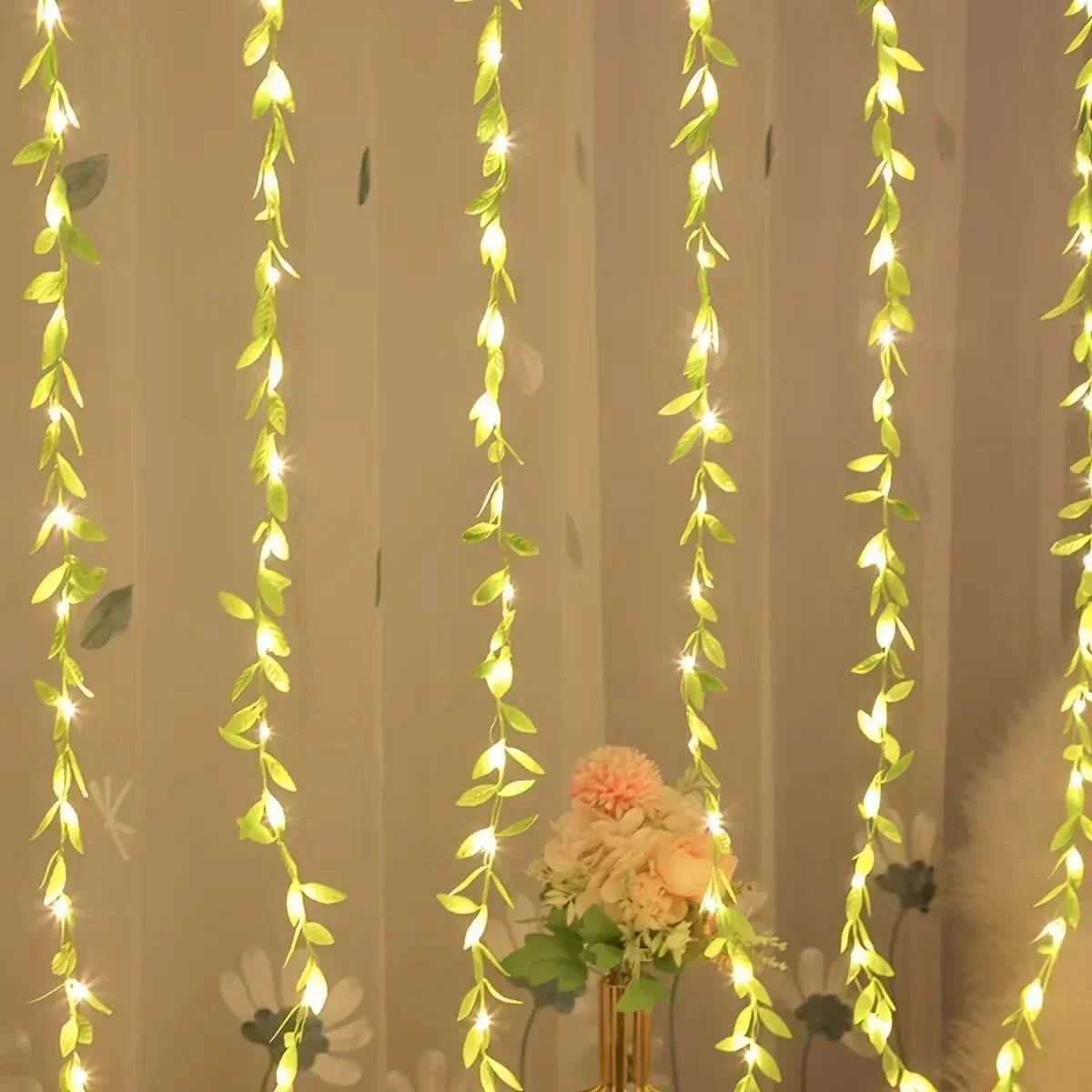 Cortina de Luzes Natalinas com Folhas – Encanto e Magia em Cada Detalhe